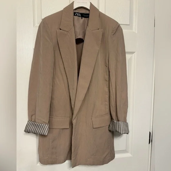 New (w/o tag)  CONTRASTING ROLLED UP SLEEVE BLAZER 🪴- price is firm🪴 - Picture 8 of 8